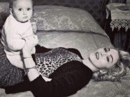 La imagen es de una campaña que hizo para la marca, en la que aparece recostada con un bebé sentado en su vientre. INSTAGRAM / madonna