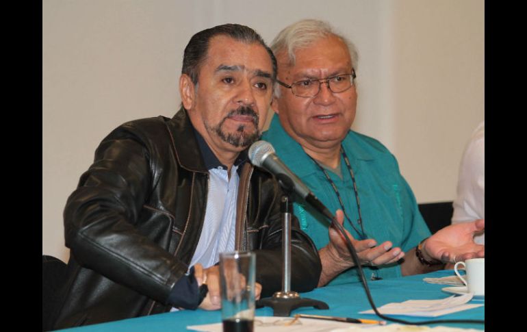 Francisco Hernández Juárez (i) y Agustín Rodríguez (d), durante la Reunión de la Unión Nacional de Trabajadores. NTX / ARCHIVO
