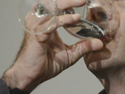 Algo importante a la hora de tomar los líquidos es siempre limpiarnos la boca antes de hacerlo. EFE / ARCHIVO