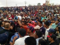 Exigen la revocación del contrato colectivo, la afiliación al Seguro Social, y el pago de prestaciones y horas extras. SUN / Cortesía Víctor González