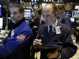 La Bolsa de NY se favorece por recuperación en precios del petróleo y empresas como Darden y Nike. AP / R. Drew