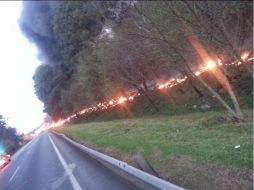 La circulación de la carretera federal México-Tuxpan se vio afectada por el incendio de este lugar. TWITTER / @danoga