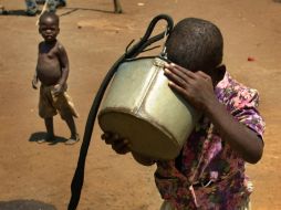 La Unicef recuerda que cada día mueren cerca de mil niños por enfermedades relacionadas con el consumo de agua insalubre. AP / ARCHIVO