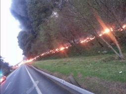 Personal técnico y de seguridad de Pemex, bomberos, miembros de protección civil y la Policía Federal acudieron a sofocar el incendio. TWITTER / @danoga