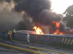 El fuego fue controlado alrededor de las 11:00 horas y hasta el momento no se han reportado lesionados. TWITTER / @danoga