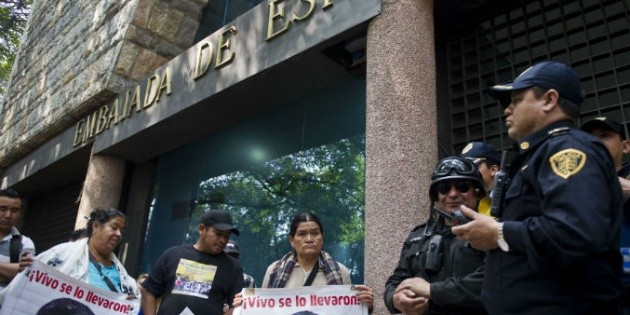Padres de los 43 exigen que siga la investigación en embajadas | El ...