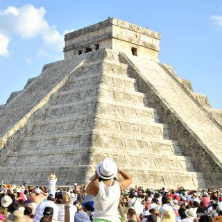 Miles dan la bienvenida a la primavera en Chichén Itzá