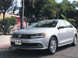 Aun con ligeros retoques en su diseño, el Jetta se mantiene vigente con una mirada fresca con respecto a sus competidores. EL INFORMADOR / M. Castillo