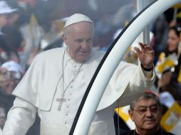 El Papa Francisco saluda a los fieles de Pompeya durante el trayecto al Santuario, donde hará oración. AFP / F. Monteforte