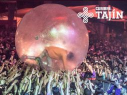 En el último tema de The Flaming Lips, Cayne sale al escenario dentro de una esfera de plático y se paseó encima del público. TWITTER / @CumbreTajin