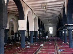 Hombres yemenitas inspeccionan el daño tras el triple ataque suicida en mezquitas chiíes de Saná, la capital yemení, y la ciudad Saada. EFE / Y. Arhab