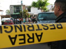 Peritos forenses levantan más de 30 cartuchos calibre .223 y .9 milímetros. EL INFORMADOR / ARCHIVO