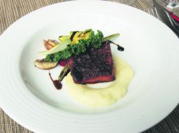 Salmón ennegrecido con vegetales al grill y puré de papa cremoso. EL INFORMADOR / E. Flores