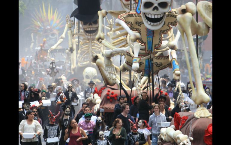 Las personas que pasean por el Centro Histórico, esperando ver salir al agente más famoso del mundo. EFE / M. Guzmán