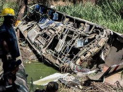 Las autoridades viales investigaban las causas del siniestro. EFE / C. Jiménez