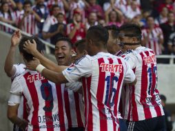 Jugadores de las Chivas celebran tras la anotación de Omar Bravo. EL INFORMADOR / J. Mendoza