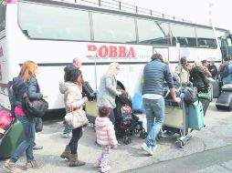 SOBREVIVIENTES. Turistas italianos llegaron al aeropuerto de Génova dos días después de la matanza en la capital tunecina. AFP /