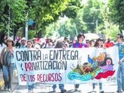 Inconformidad. Tapatíos exigieron que se cumpla la normatividad internacional de 100 litros diarios por persona. EL INFORMADOR / A. Hernández