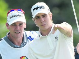 Repunta. Carlos Ortiz (derecha) platica con su caddie en el segundo hoyo de la ronda final del Arnold Palmer Invitational. AP /
