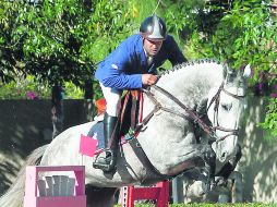 El binomio formado por Carlos Pérez y 'Chabal' durante su participación en la prueba a 1.40 metros. EL INFORMADOR / A. Camacho