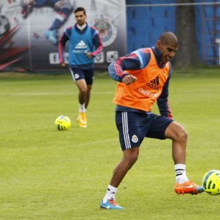 Carlos Salcido celebra que Chivas ya no dependa de otros
