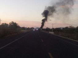 El enfrentamiento ocurrió la noche de este lunes sobre la carretera libre, en la desviación hacia Atemajac de Brizuela. TWITTER / @Isaaclm04