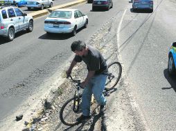 Alerta. Carencias de balizamiento, señalética y falta de banquetas destacan en el cruce de López Mateos y Periférico. EL INFORMADOR / M. Vargas