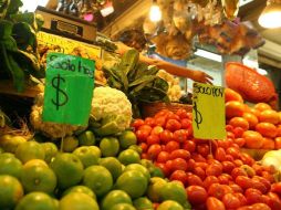 La inflación obedece al aumento en el jitomate y el limón, y en menor medida al de la gasolina de bajo octanaje y del huevo. EL INFORMADOR / ARCHIVO