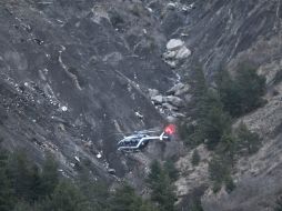 Un helicóptero de rescate llega al área del impacto del avión alemán, en los Alpes franceses. AP / C. Paris