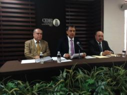 El titular de CEDHJ, Felipe de Jesús Álvarez Cibrián (c) hizo el anuncio en conferencia de prensa. TWITTER / @CEDHJ