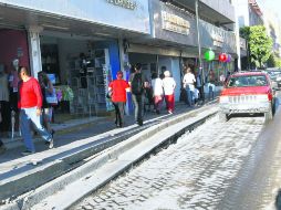 Sobre la calle Independencia se puede observar un hundimiento de varios centímetros que deja 'volando' la banqueta. EL INFORMADOR / A. Camacho