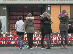 Estudiantes encienden velas y dejan flores en memoria de los fallecidos en el accidente aéreo de los Alpes franceses. EFE /