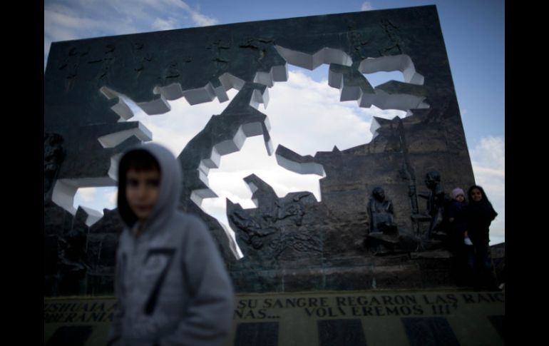Monumento a las Islas Malvinas en Ushuaia, quienes son objeto de una añeja disputa entre Argentina y Gran Bretaña desde 1982. AP / ARCHIVO