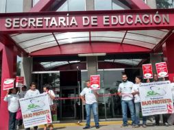 Manifestantes exigen que el pago de salarios atrasados desde enero de 2015 y destitución de la directora de Educación Permanente. EL INFORMADOR / G. Jáuregui