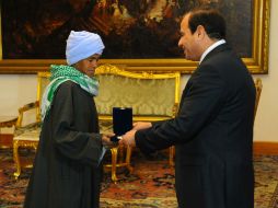 ''Es una mujer trabajadora ejemplar'', señaló el mandatario de Egipto al otorgarle el reconocimiento a Sisa Abu Daooh. AFP /