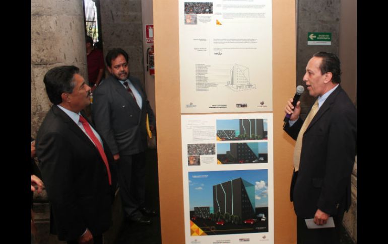 En el patio central de la presidencia municipal fueron colocadas unas láminas con las especificaciones generales de cada proyecto. ESPECIAL / Ayuntamiento de Guadalajara