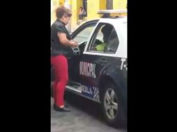 Al momento de abordar al oficial este sólo expresa monosíbalos. YOUTUBE / LM F