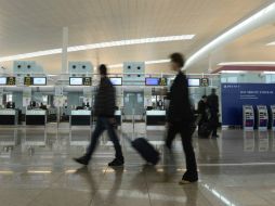 Gracias al video de seguridad del aeropuerto se pudo observar el robo, por lo que la policía procedió al arresto del empleado. AFP / ARCHIVO