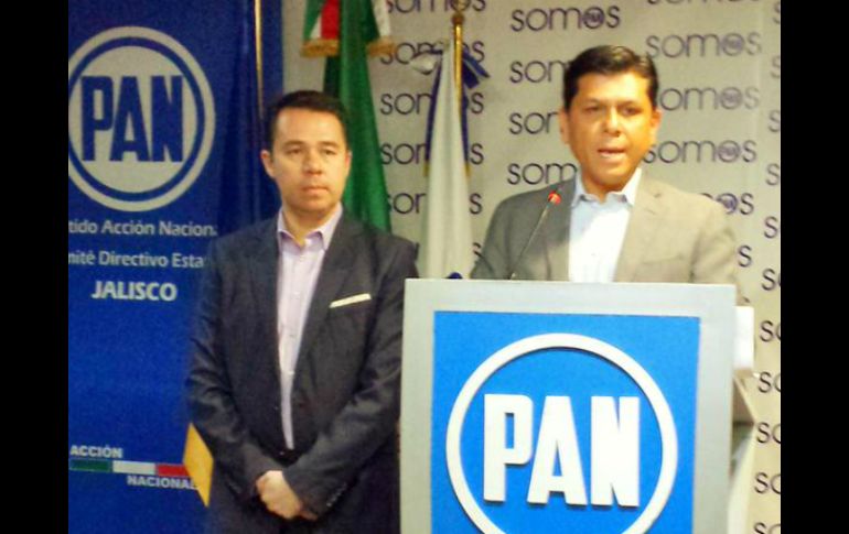 Macías (d) asegura que el ingreso de Alberto Lamas y Sergio Ramírez a las campañas son muestras de la intromisión del gobierno. TWITTER / @gustavomaciasz