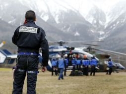 Miembros de la gendarmería francesa suben en un helicoptero para comenzar las acciones de rescate. EFE / S. Nogier
