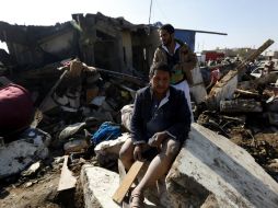 Al alba, los habitantes ven los destrozos: casas parcialmente destruidas, vehículos reventados. EFE / Y. Arhab