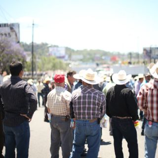 Lecheros bloquean la carretera a Chapala