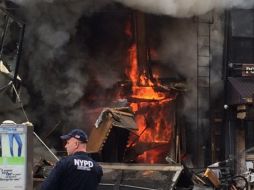 Imágenes de la televisión muestran un edificio en llamas. TWITTER / @EastVillageEats