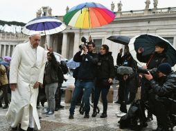 El Papa saludó a cada uno de los mendigos que recorrieron el Vaticano por su invitación. AFP / G. Bouys