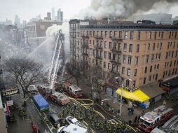 Cientos de bomberos se encontraban en el lugar del siniestro tratando de apagar el incendio desatado tras una explosión. AP / J. Minchillo