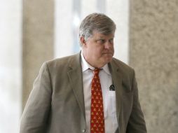 El abogado de Hasan Edmonds sale de la corte después de una primera audiencia, donde el militar es acusado de planear un ataque a EU. AP / C. R. Arbogast