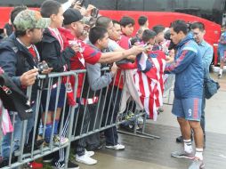 El cuadro tapatío entrenó este jueves con el apoyo de más de cien seguidores en Houston, Texas. TWITTER / @Chivas
