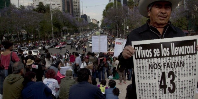 Marchan en el DF por normalistas a seis meses de su desaparición | El ...
