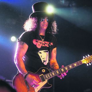 Slash hipnotiza a seis cuerdas