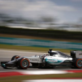 Hamilton lidera los entrenamientos en Malasia